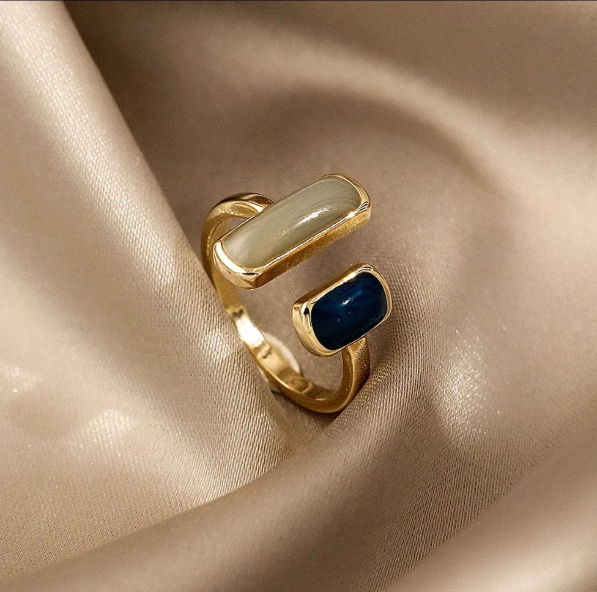 Anillo gris y azul autoajustable