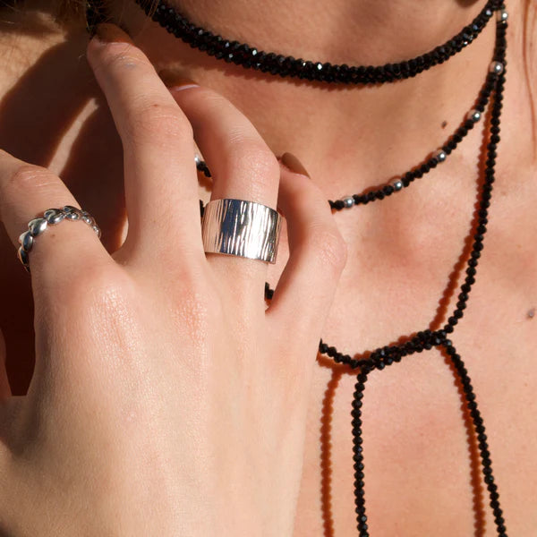 Anillo textura zebra plateado