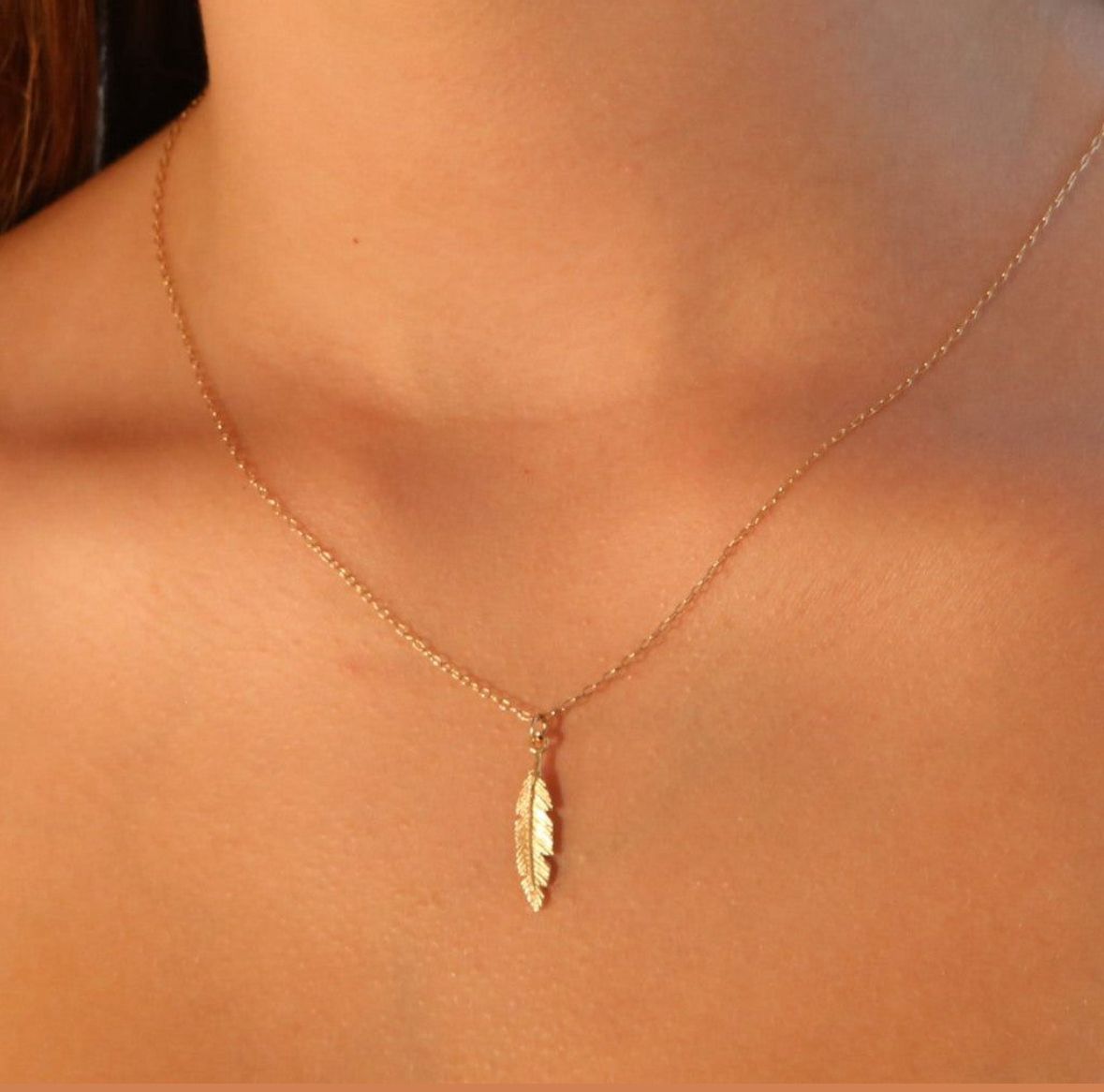 Collar pluma dorado