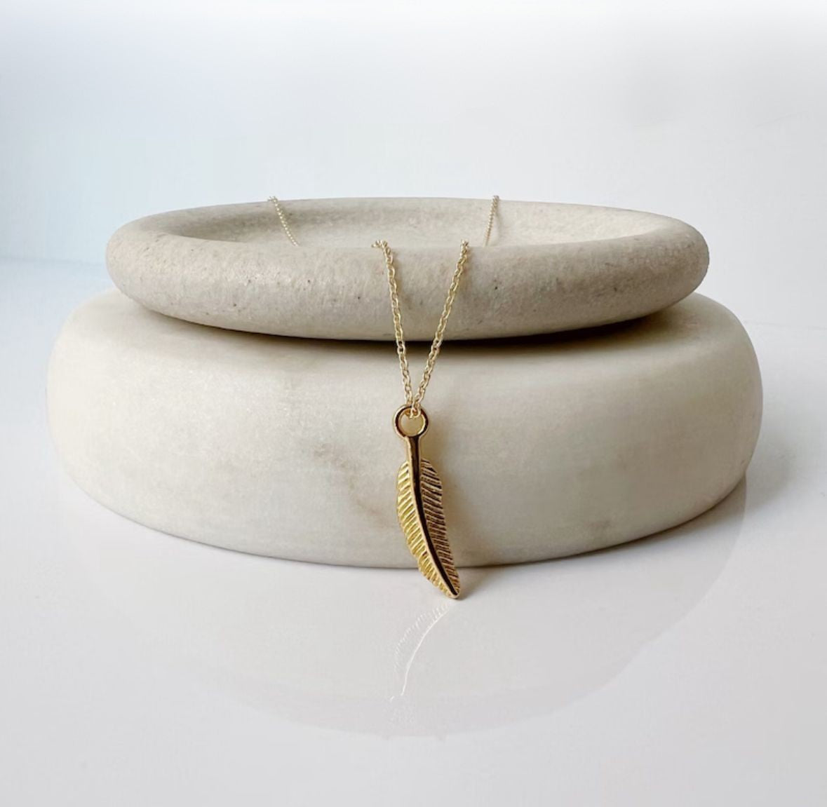 Collar pluma dorado