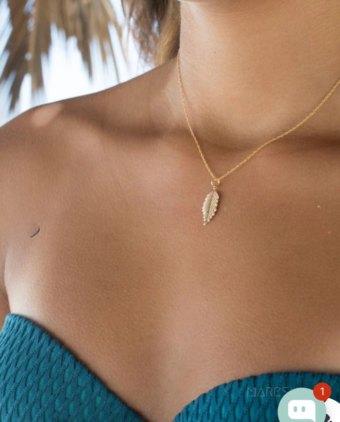 Collar pluma dorado
