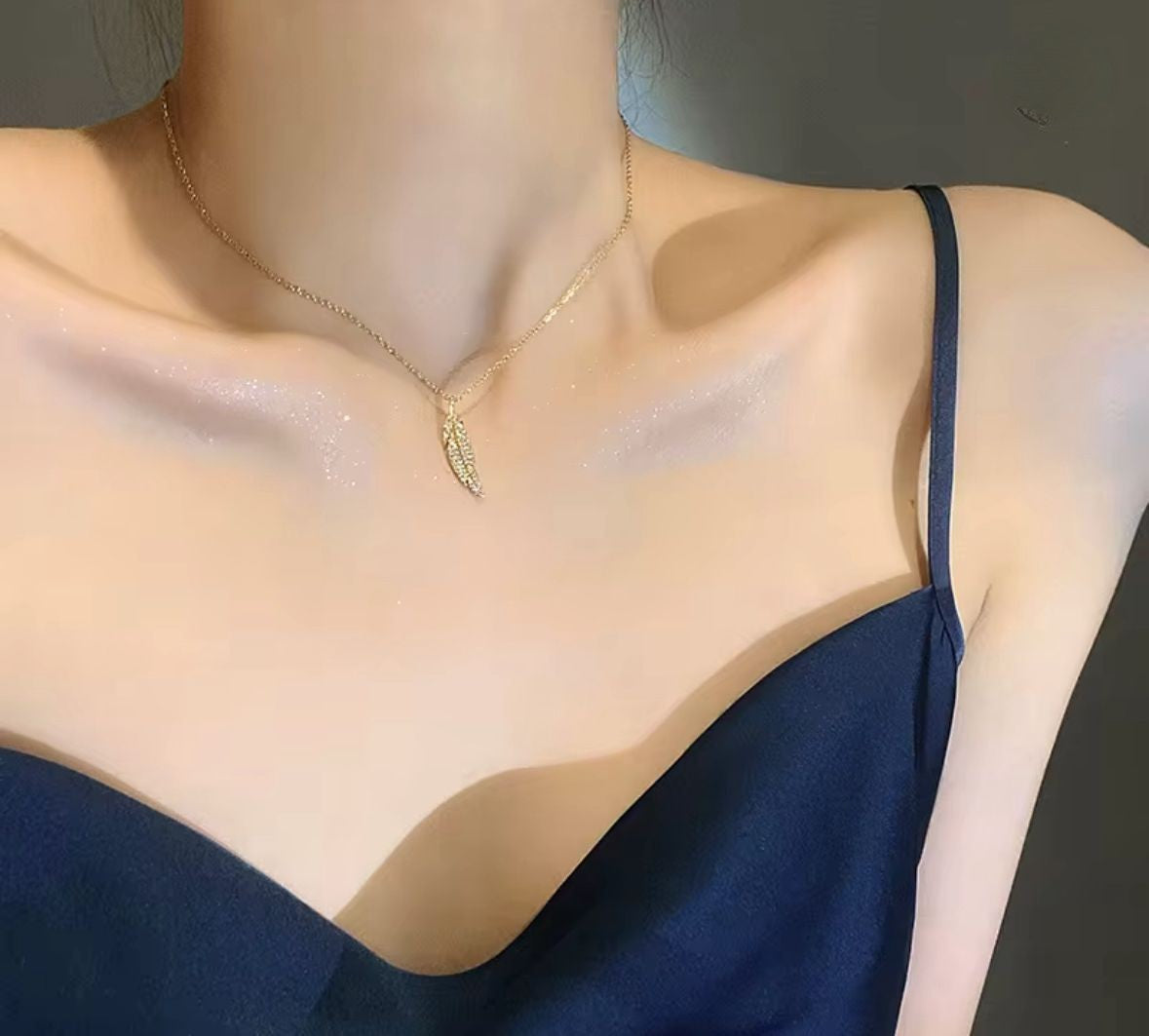 Collar pluma dorado