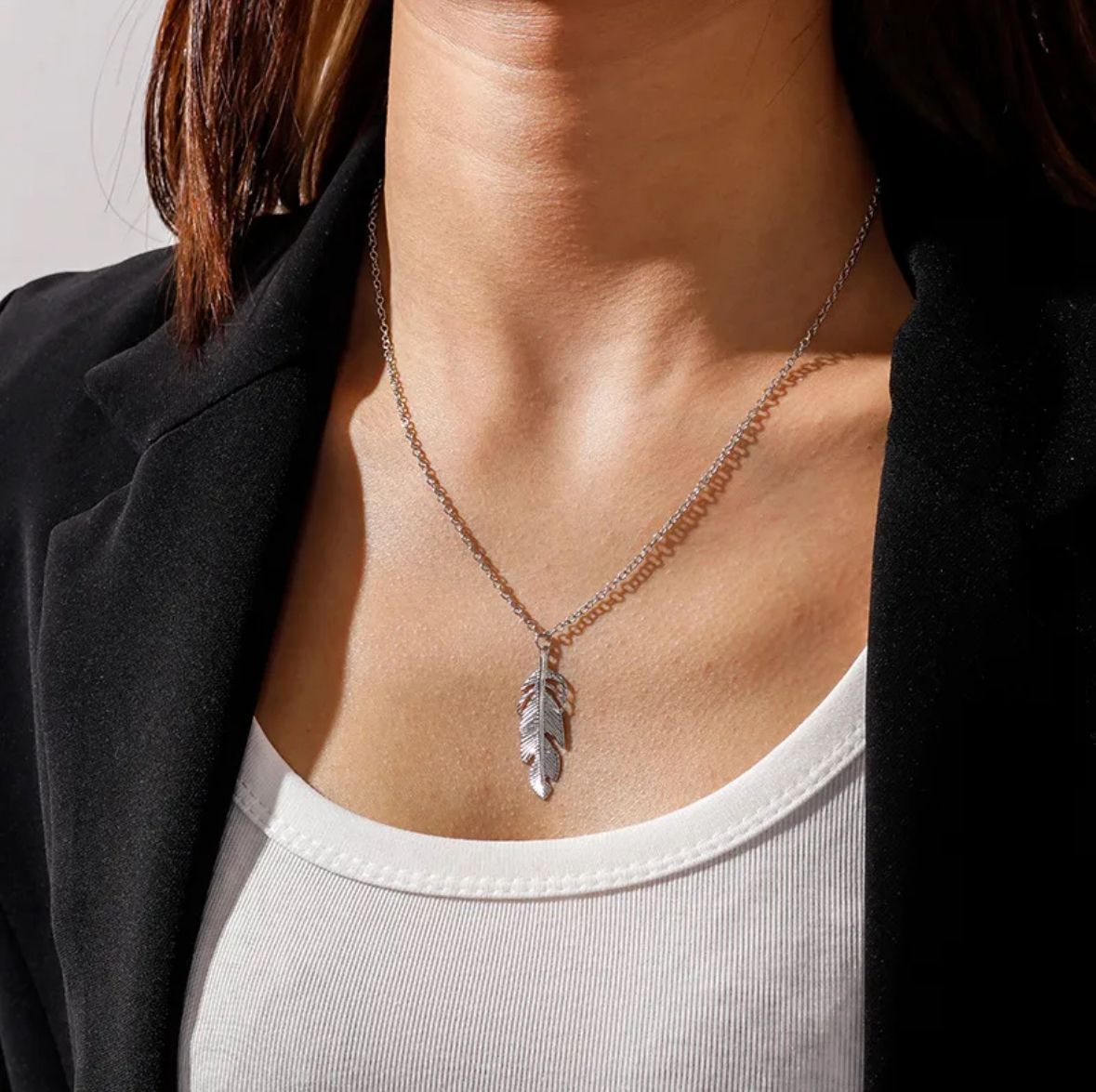 Collar pluma plateado