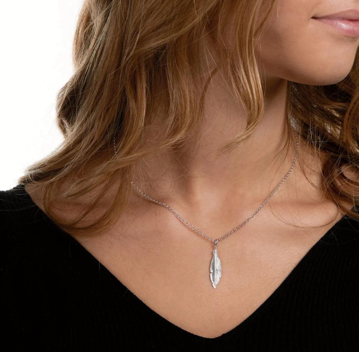 Collar pluma plateado