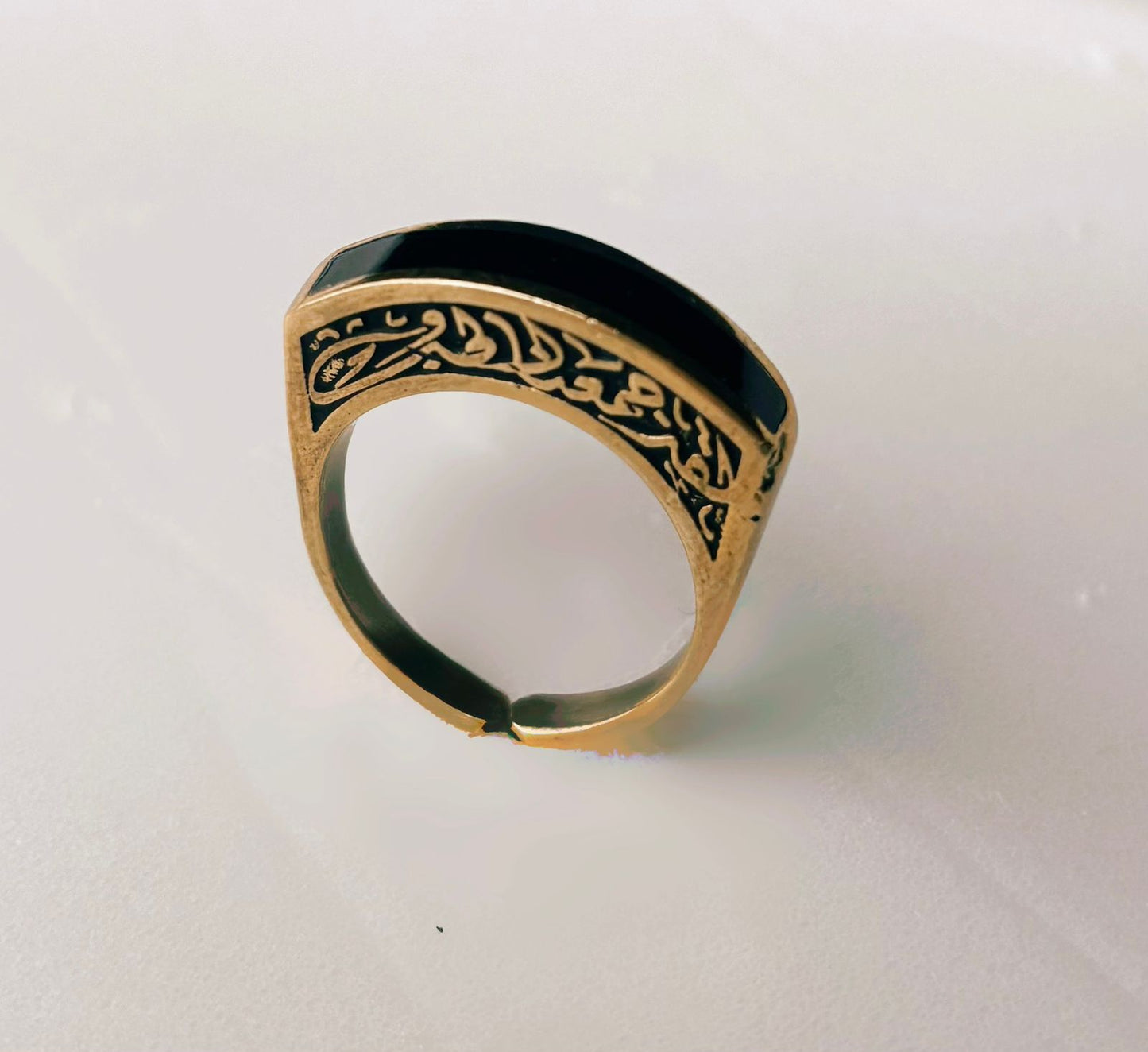 Anillo con piedra negra autoajustable