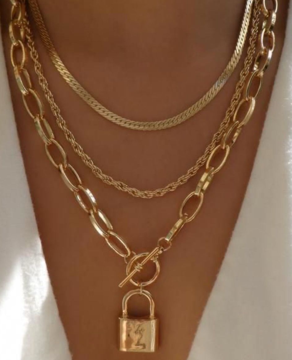 Collar triple con charm candado