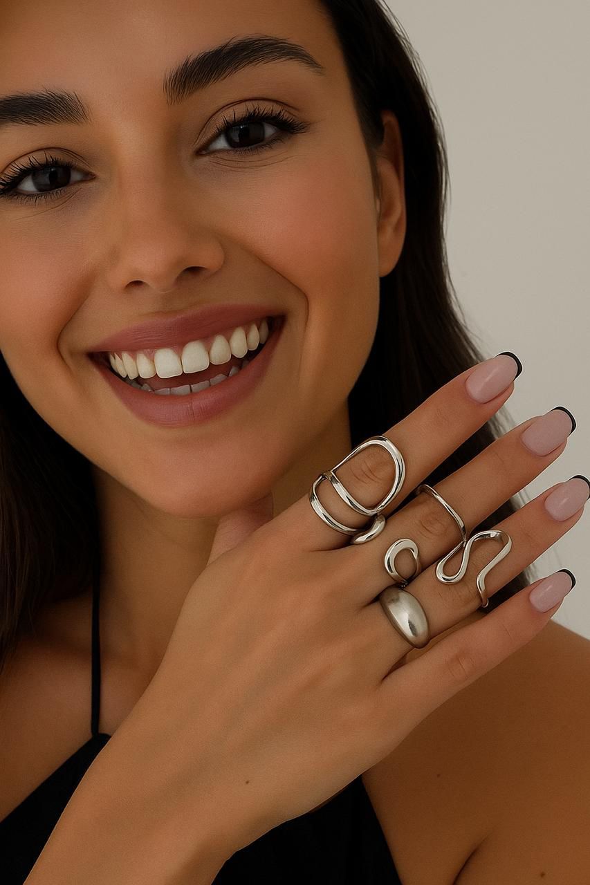 Cuatro anillos plateados