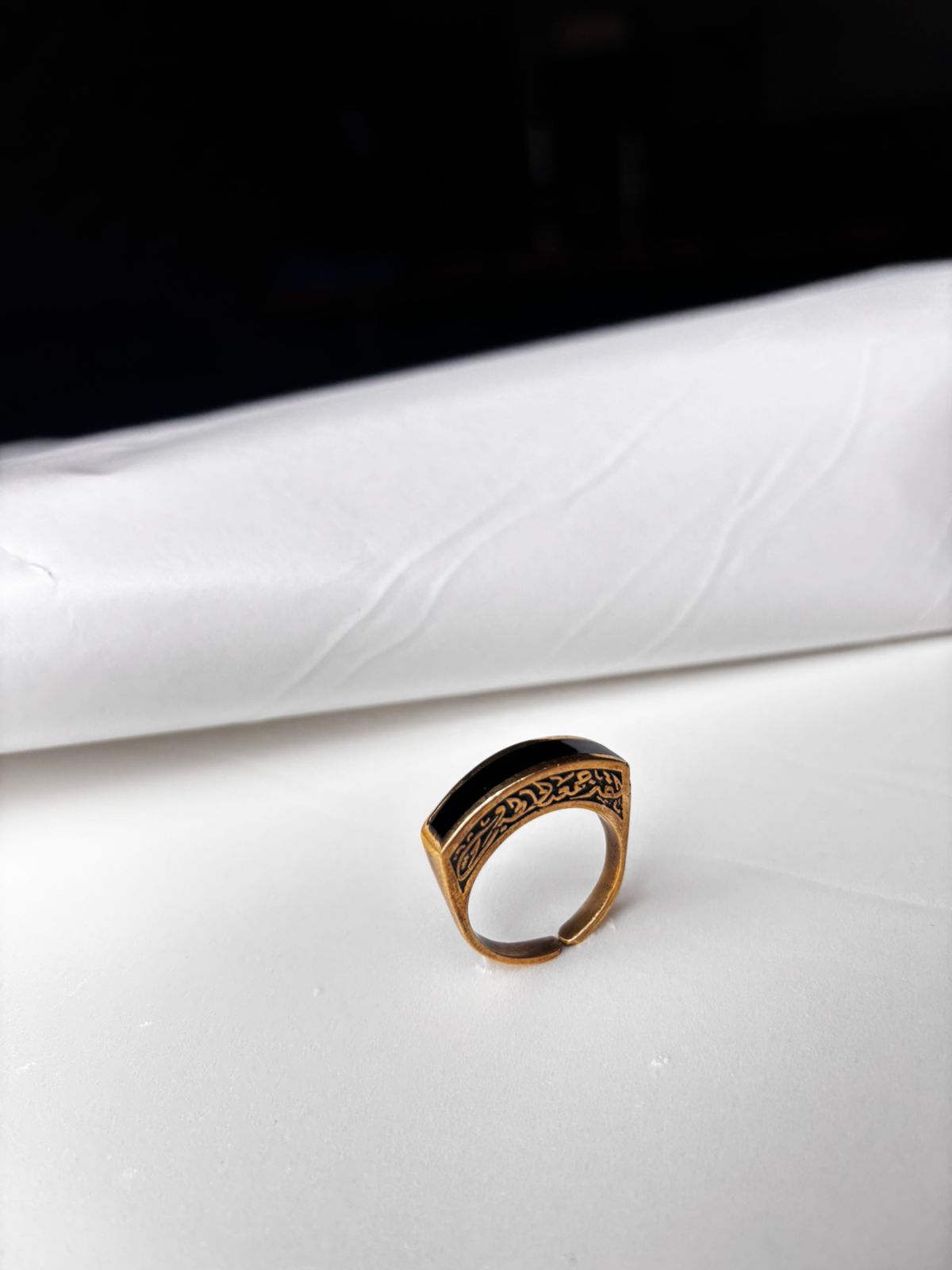 Anillo con piedra negra autoajustable