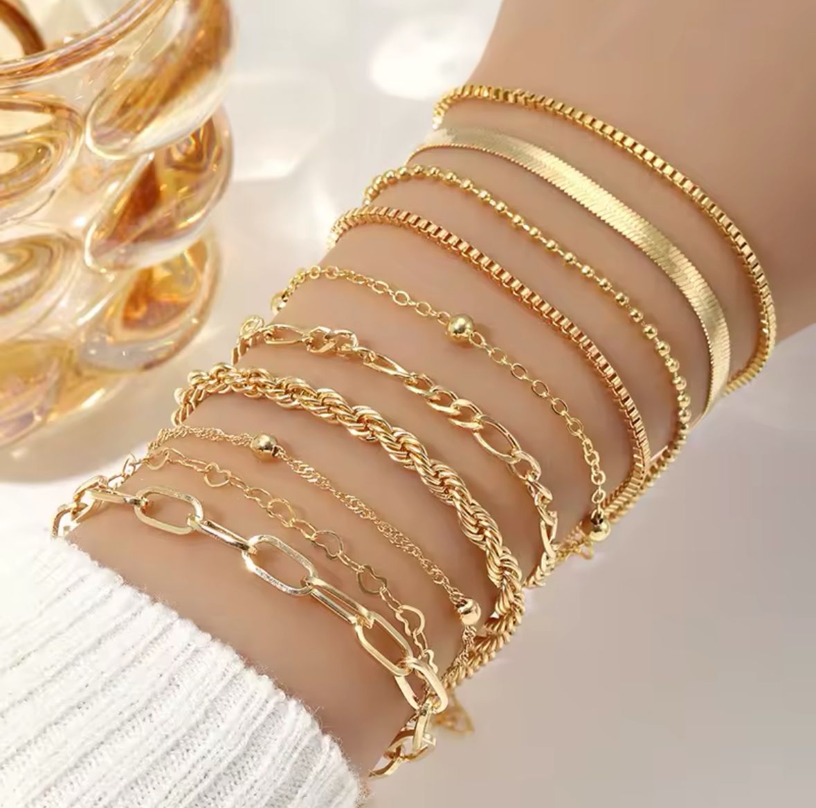 Diez pulseras cadena y textura serpiente