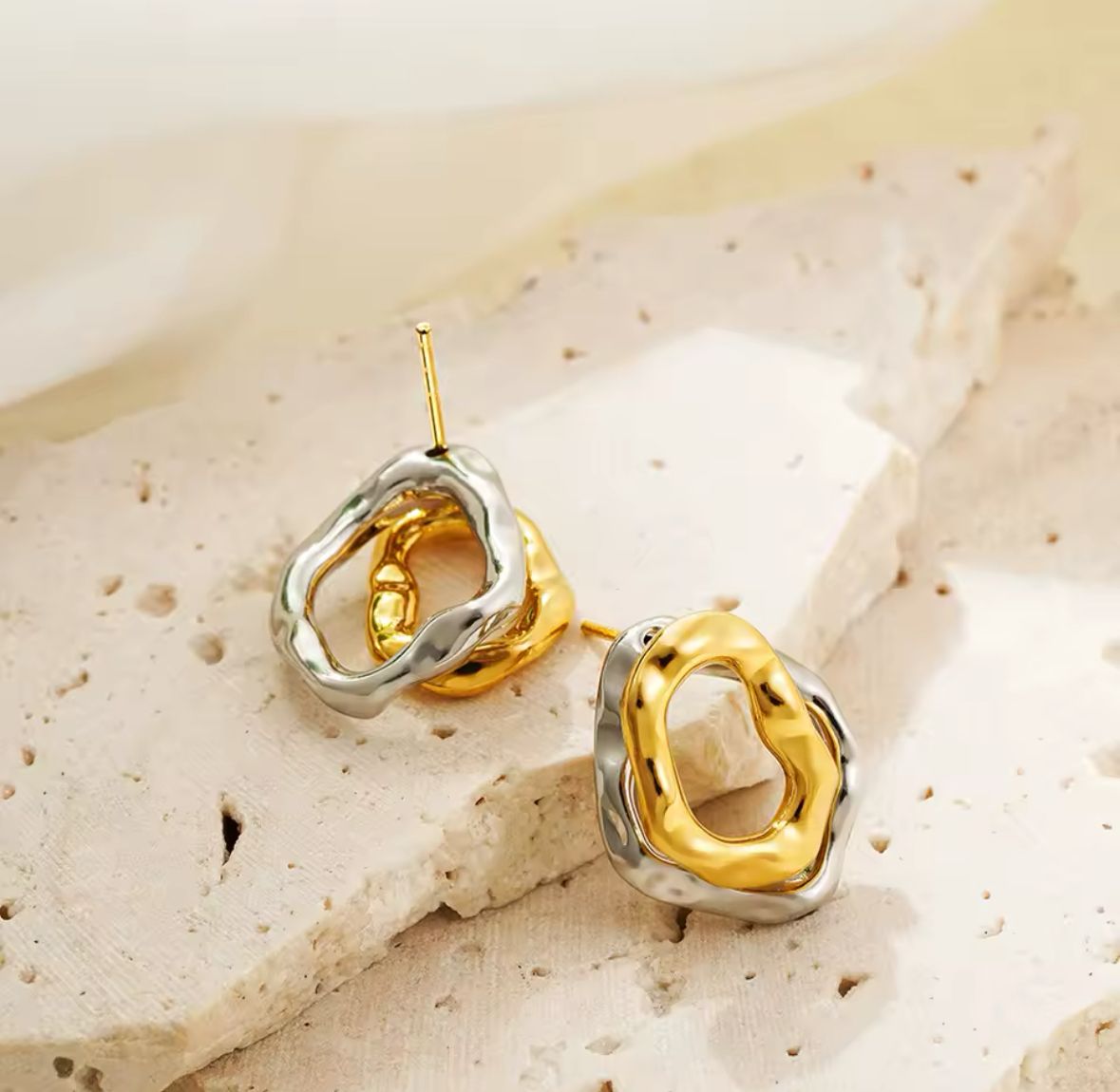 Aretes dos tonos ovalo irregular