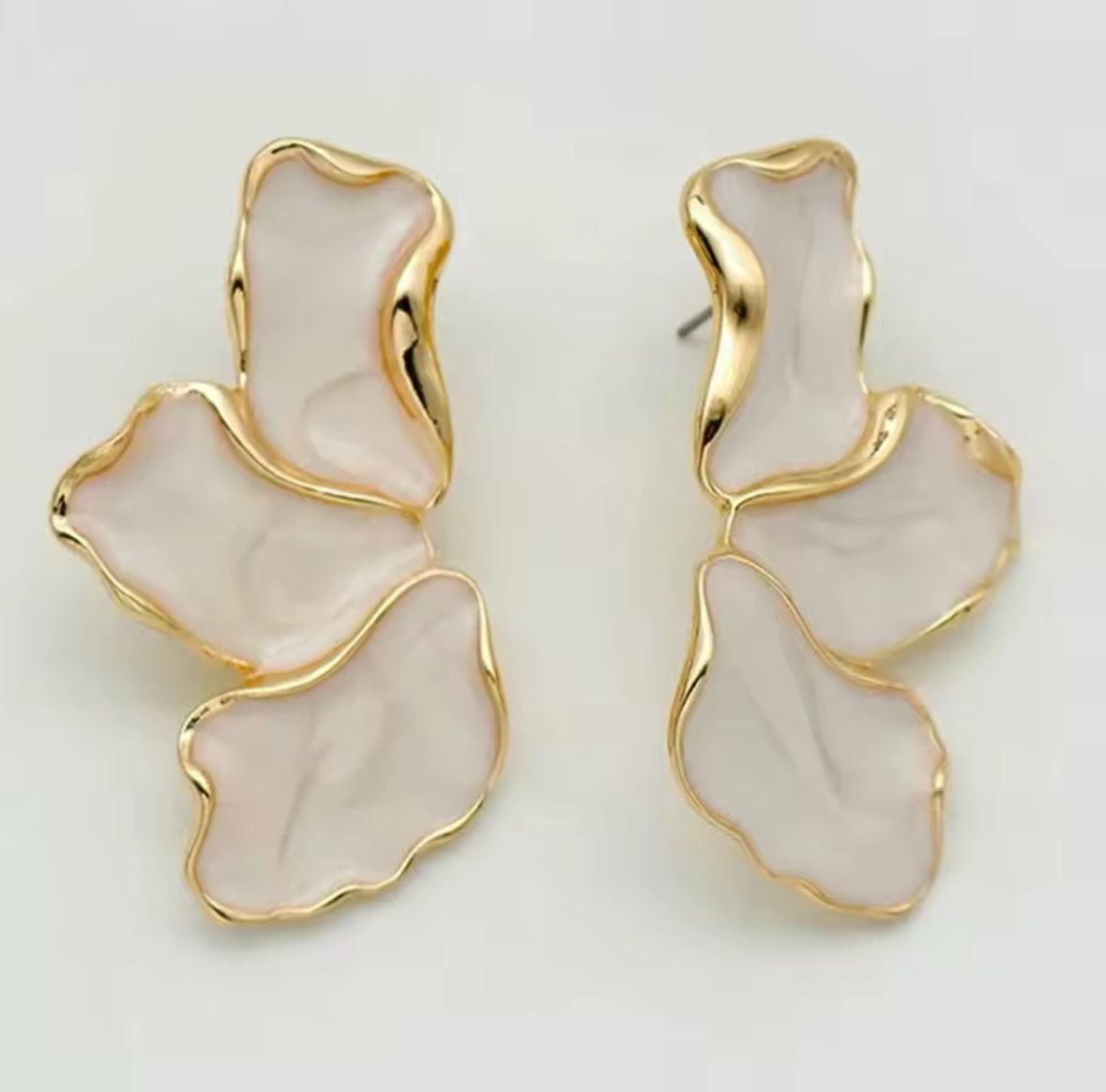 Aretes nacar forma flor chapa oro