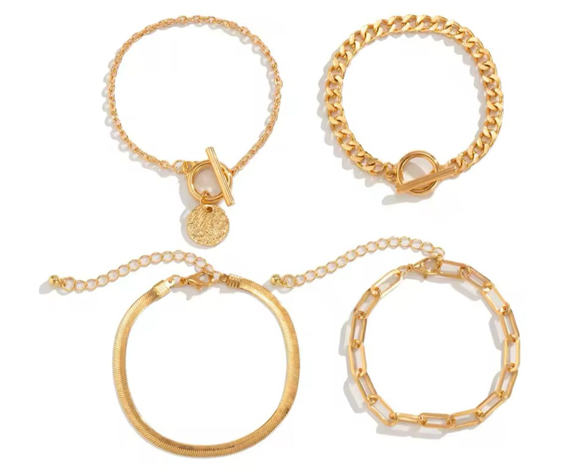 Cuatro pulseras con dije cículo