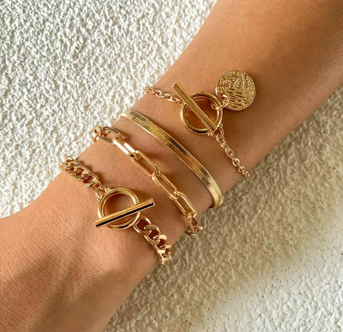 Cuatro pulseras con dije cículo