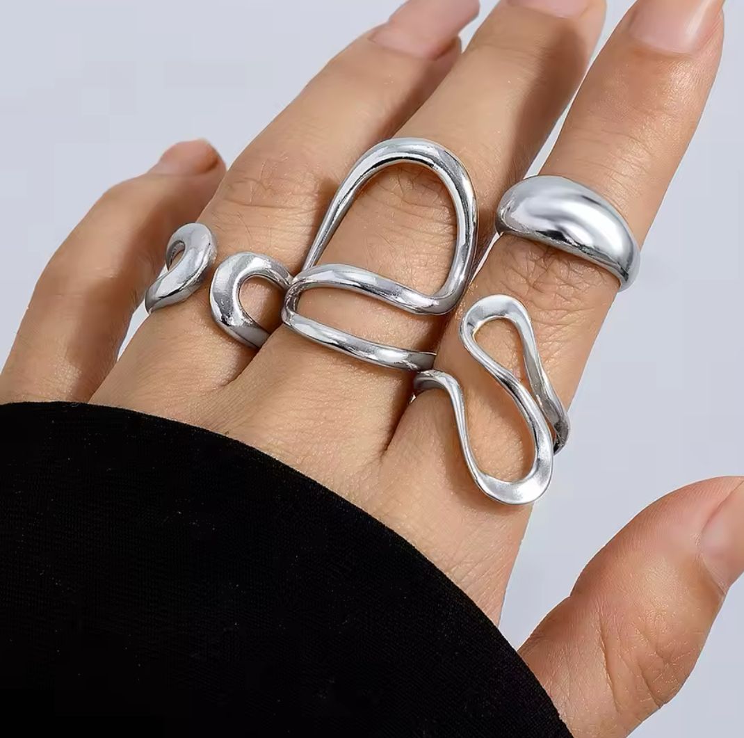 Cuatro anillos plateados