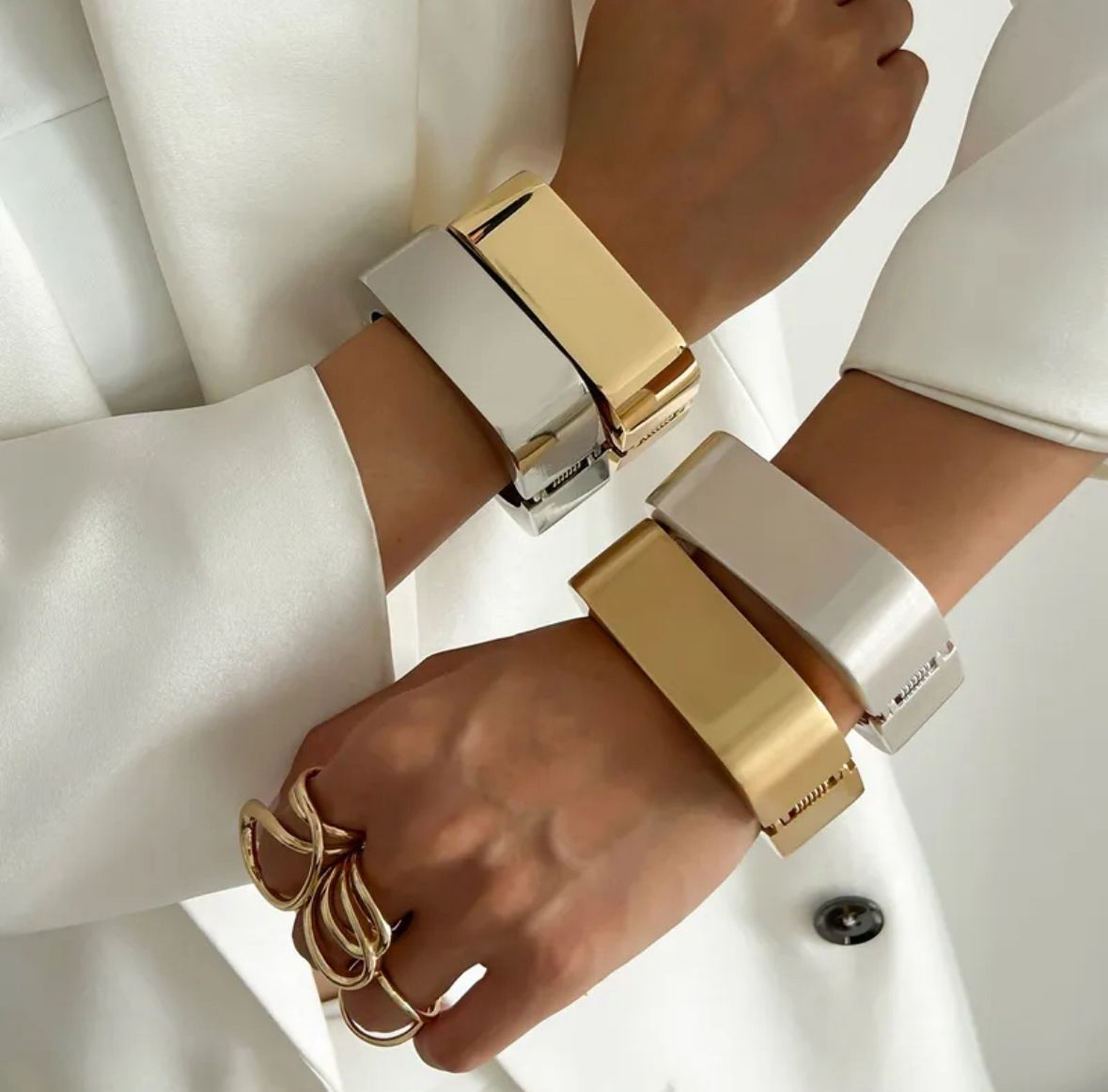 Brazalete dorado geométrico