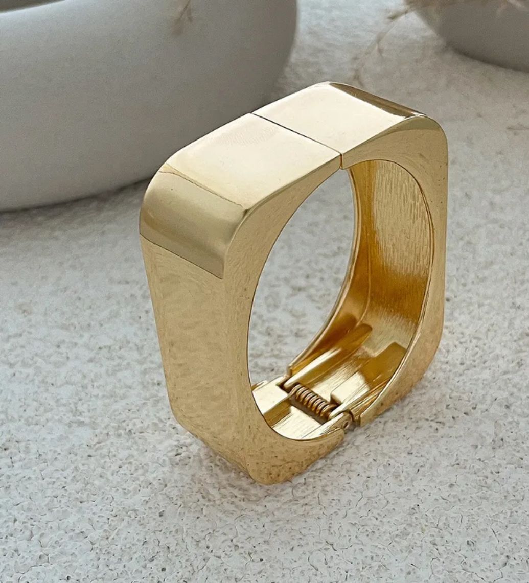 Brazalete dorado geométrico