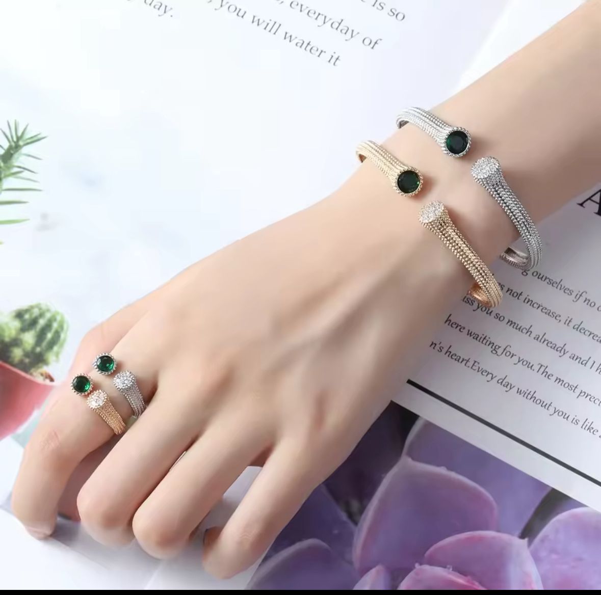 Anillo dual esmeralda autoajustable