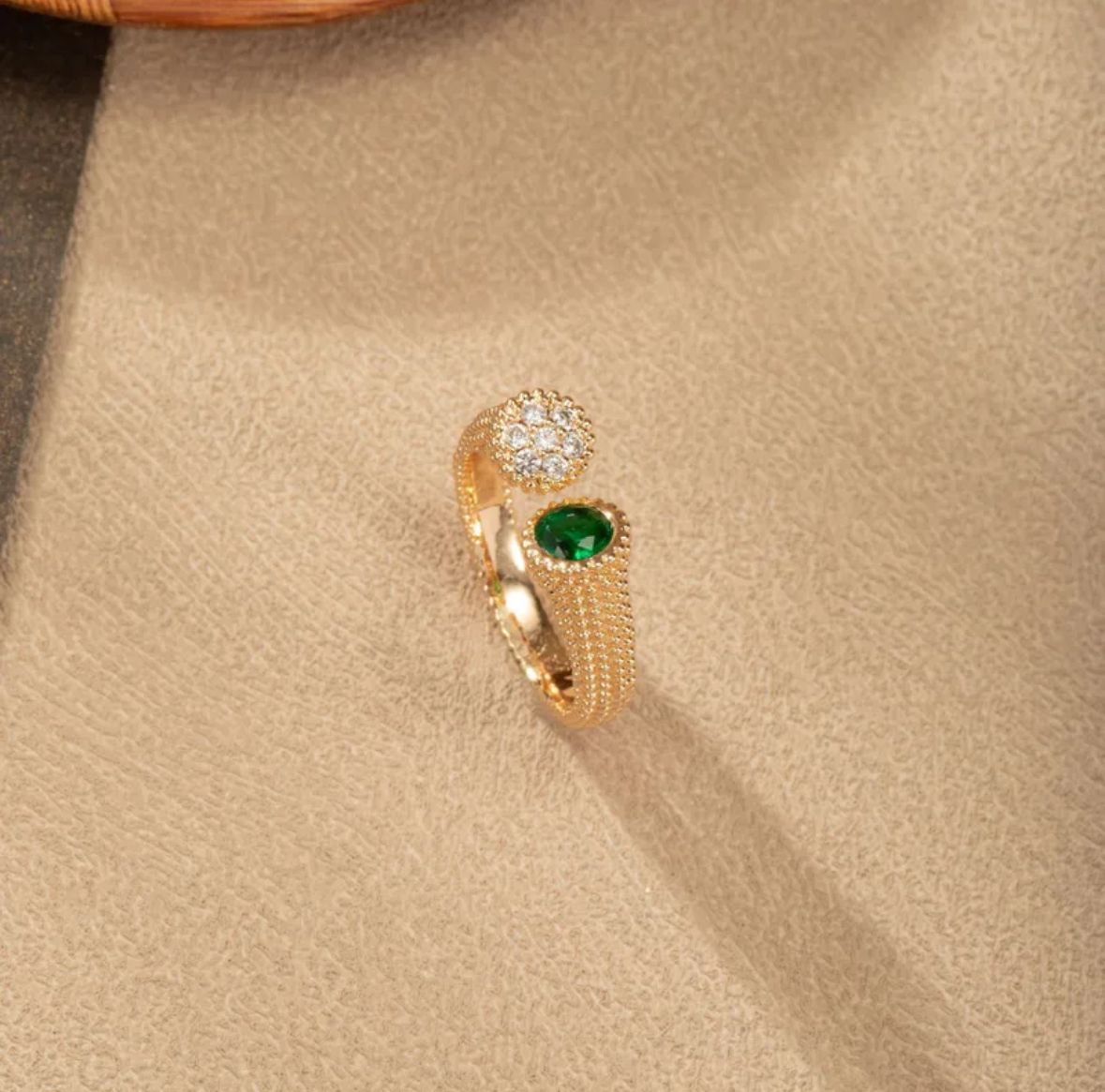 Anillo dual esmeralda autoajustable