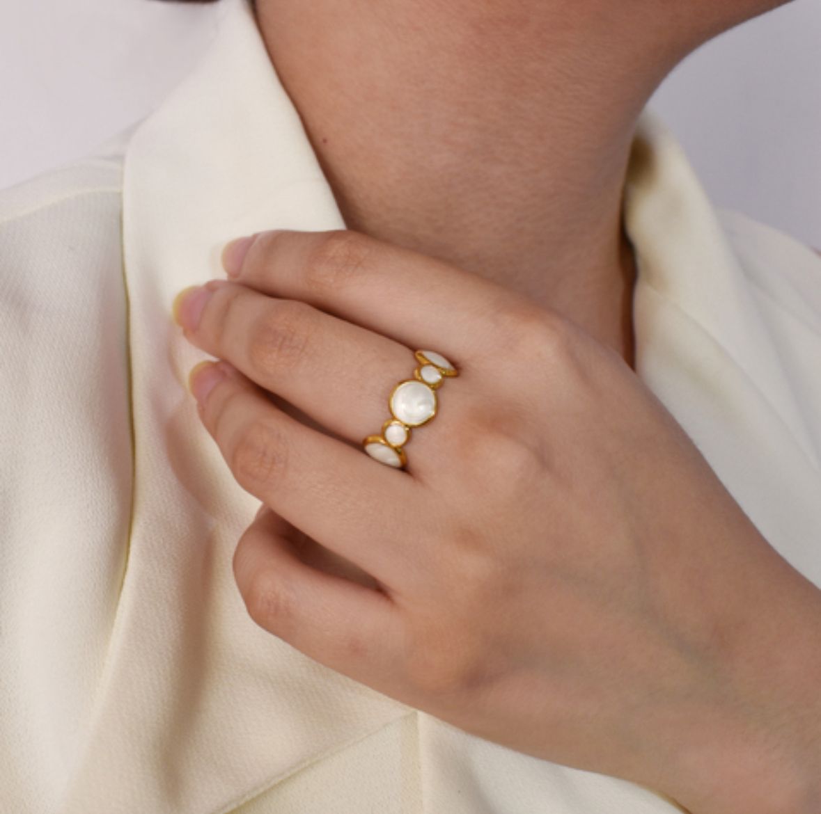 Anillo círculos nácar  autoajustable