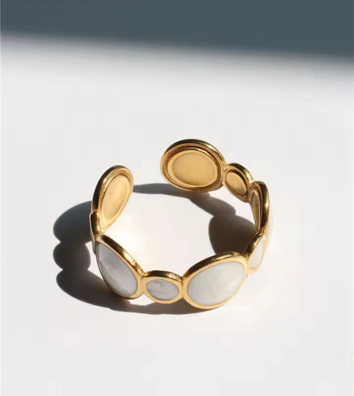 Anillo círculos nácar  autoajustable