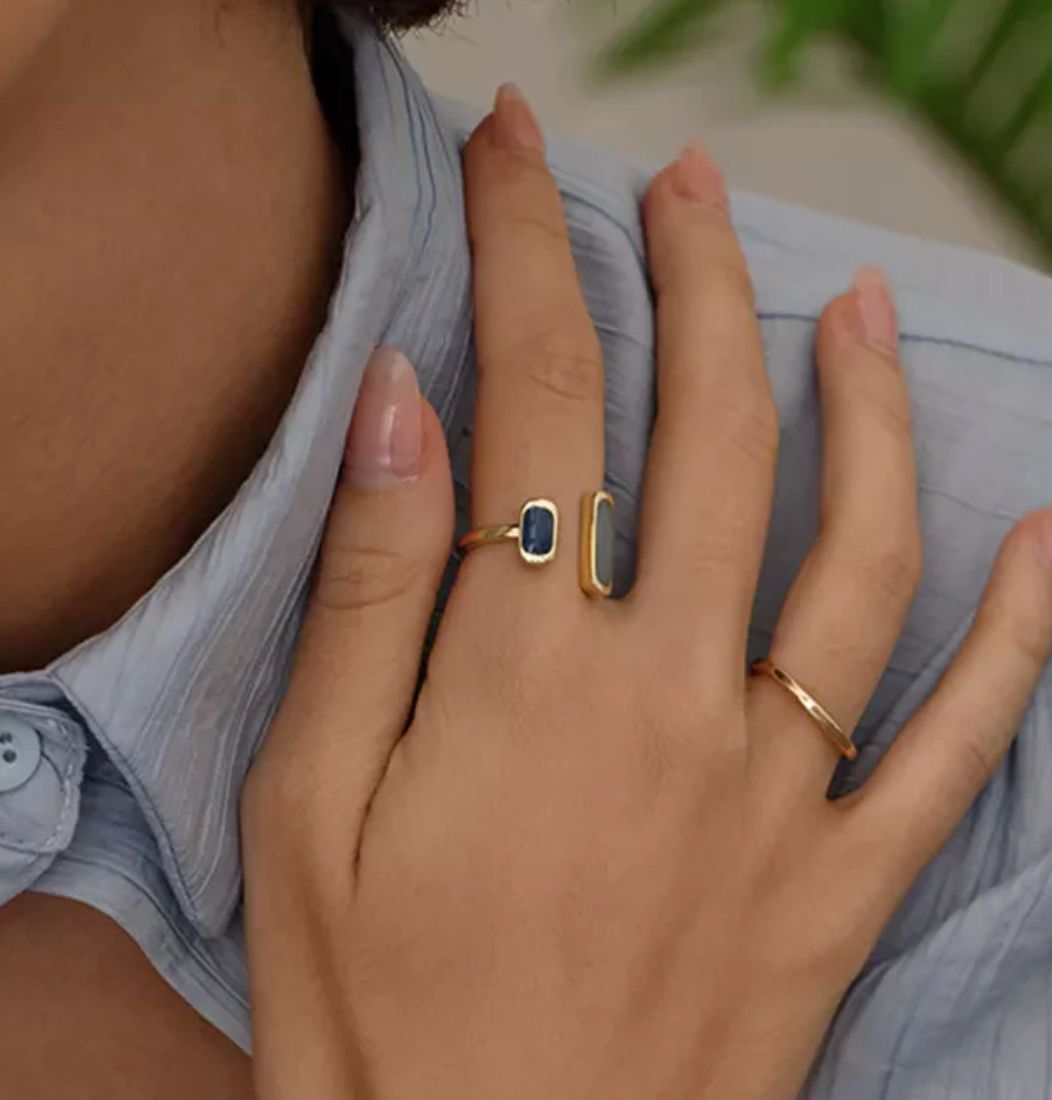 Anillo gris y azul autoajustable