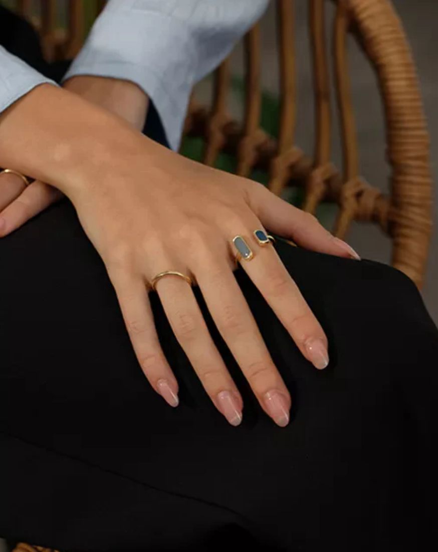 Anillo gris y azul autoajustable