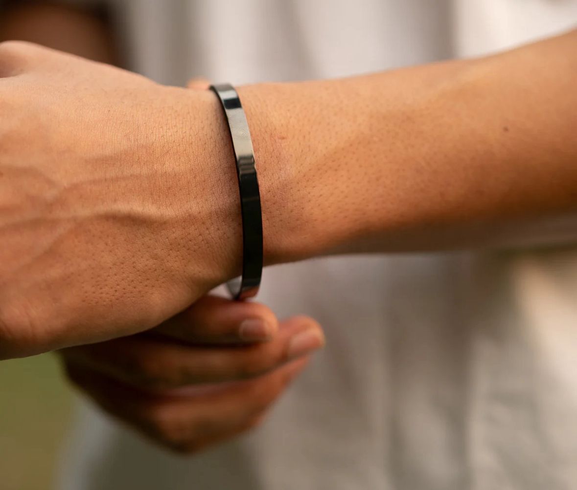 Brazalete negro hombre autoajustable