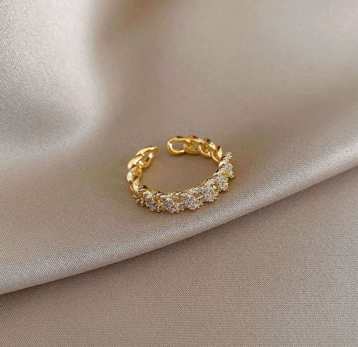 Anillo acabado engarzado con circonia autoajustable