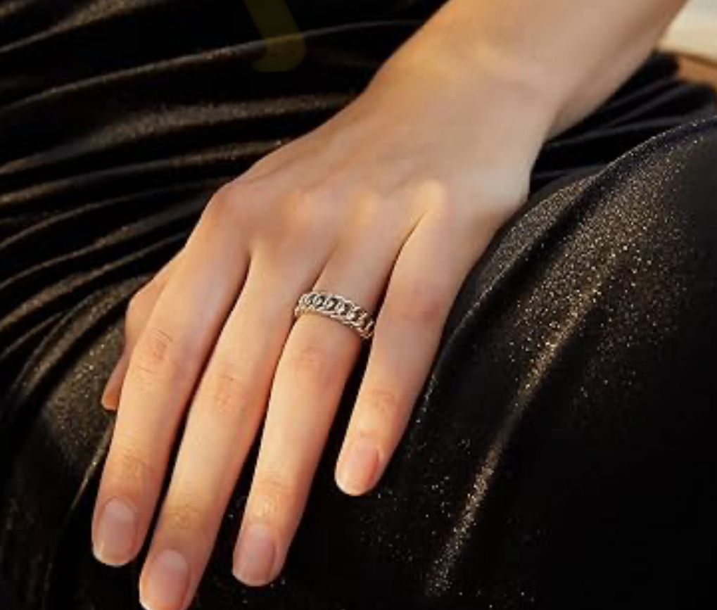 Anillo acabado engarzado con circonia autoajustable