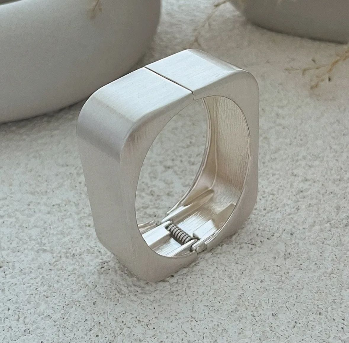 Brazalete plateado mate