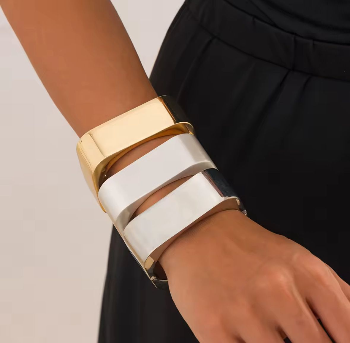 Brazalete plateado mate