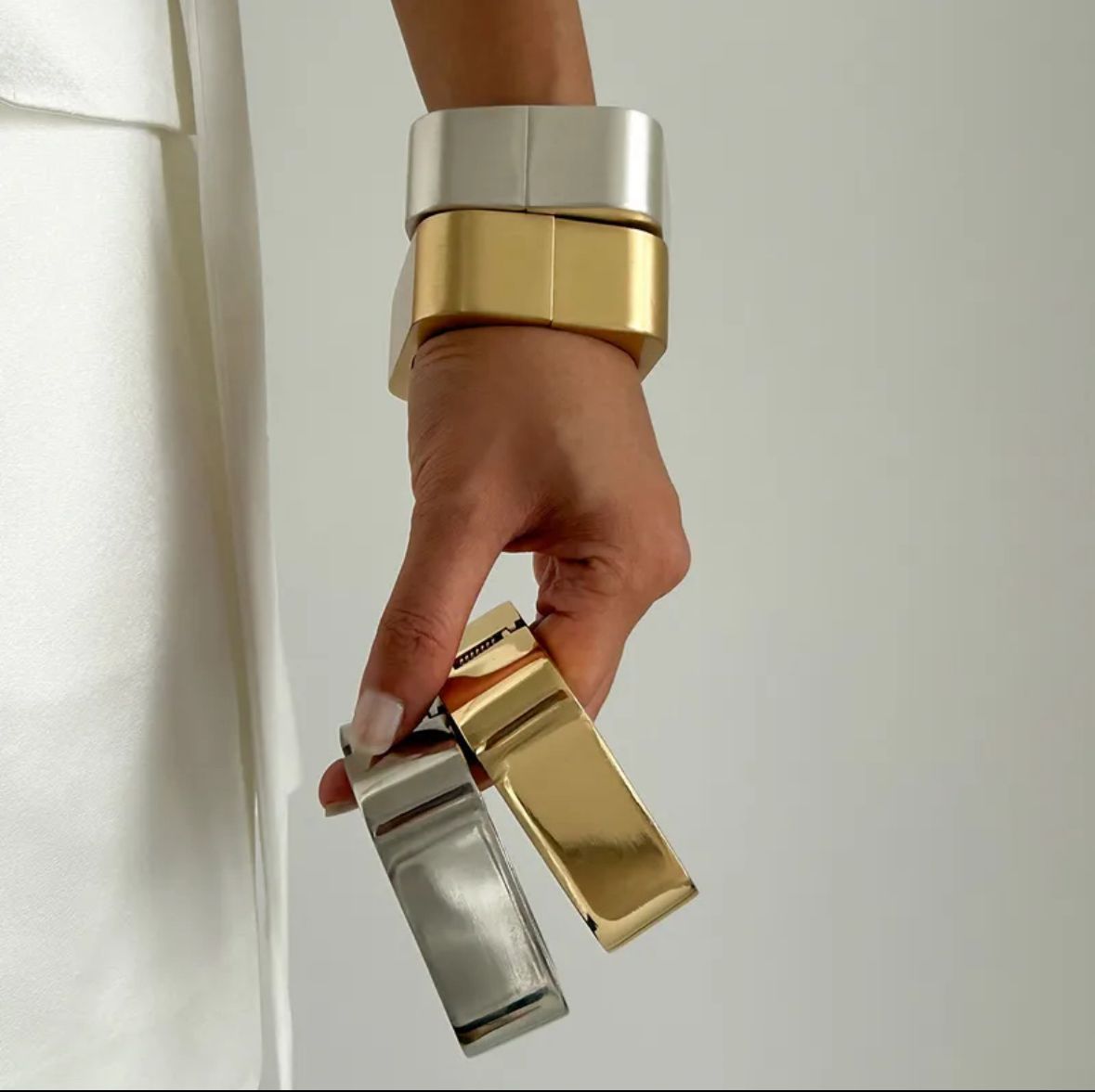 Brazalete plateado mate