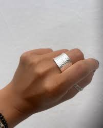 Anillo textura zebra plateado
