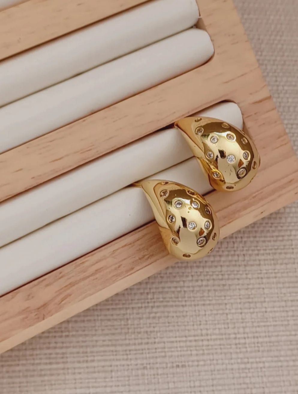 Aretes bold texturizados