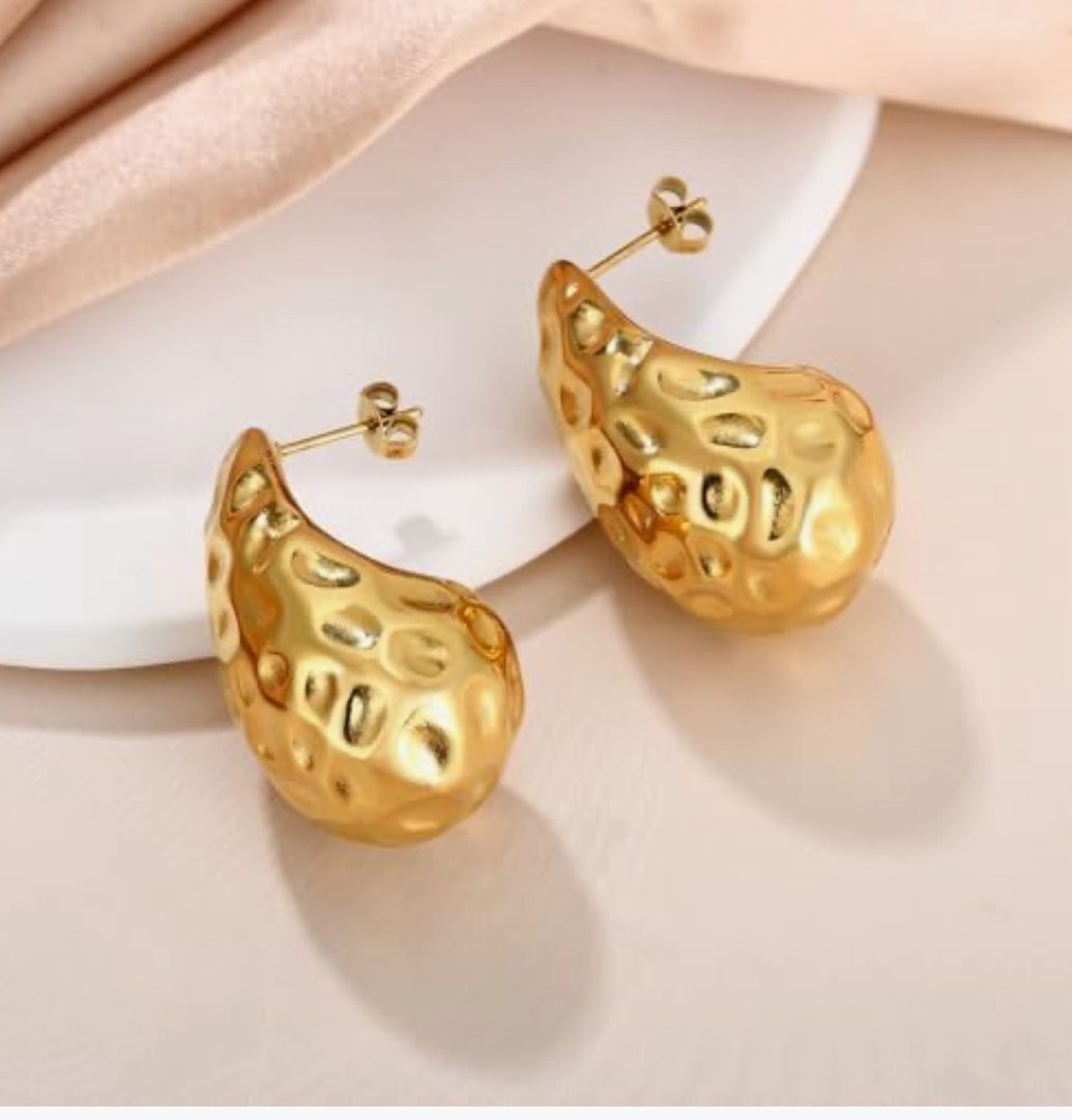 Aretes bold texturizados