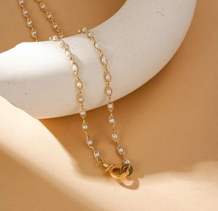 Collar perlas engarzadas broche dijes