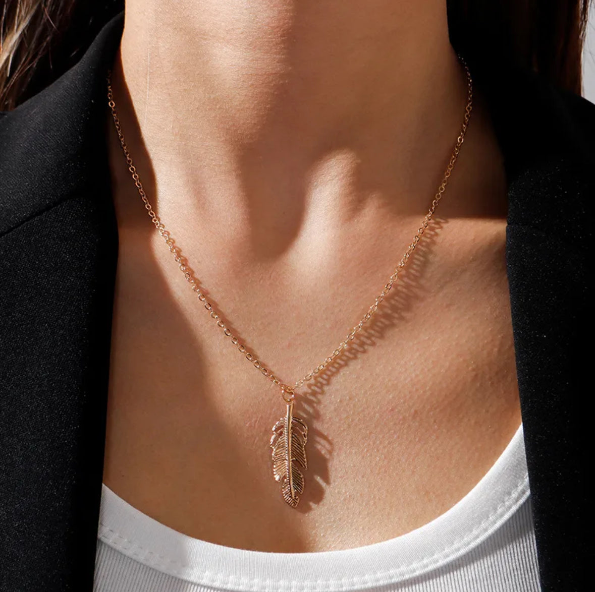 Collar pluma dorado