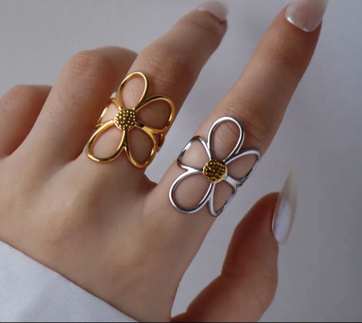 Anillo flor plateado  autoajustable