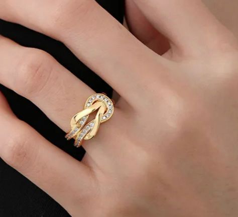 Anillo dorado  lazo zirconia