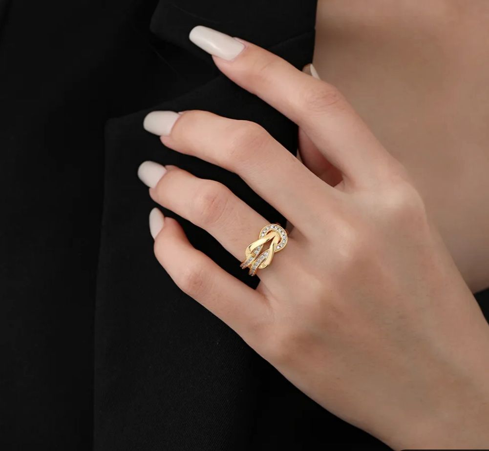 Anillo dorado  lazo zirconia