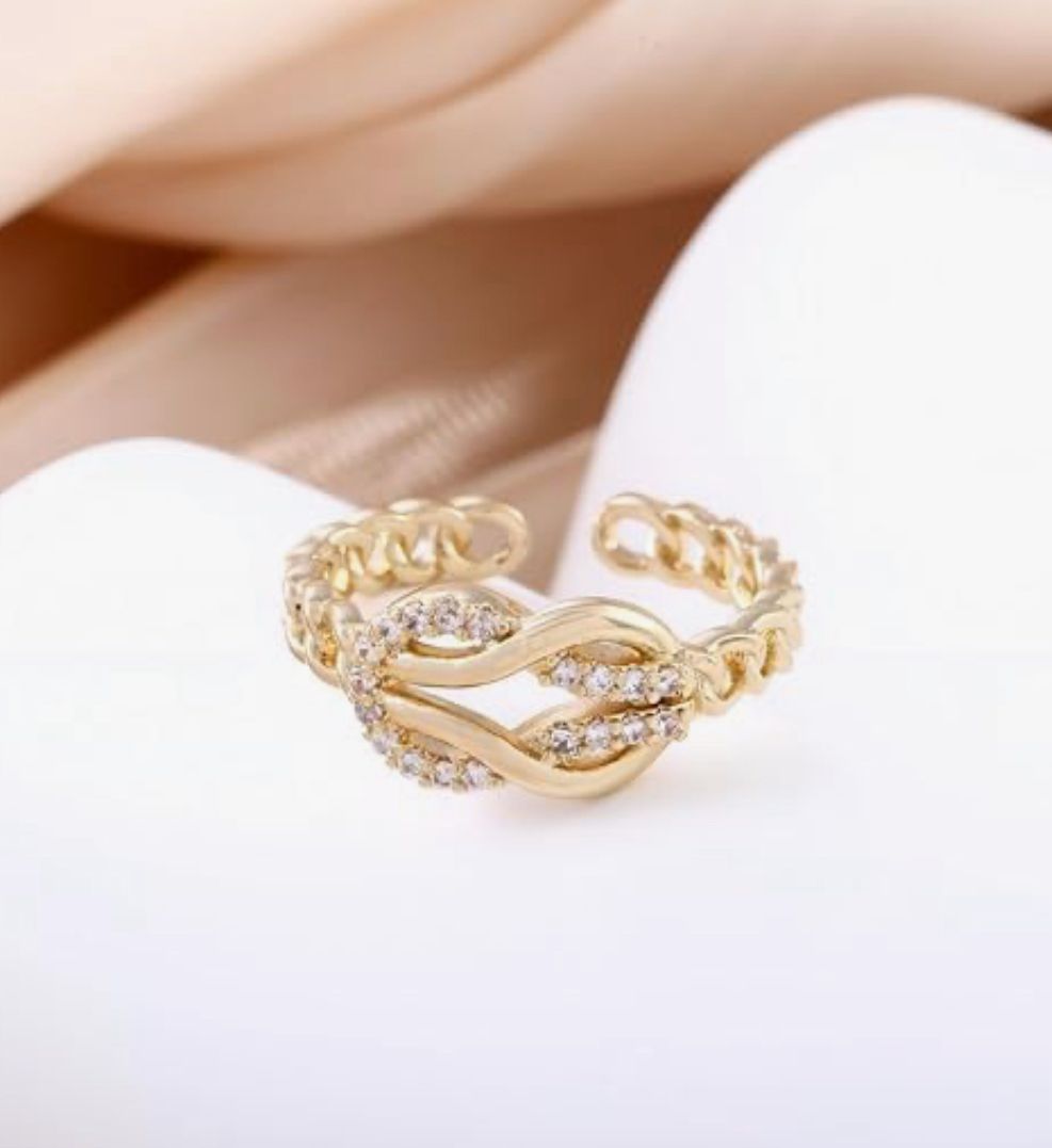 Anillo dorado  lazo zirconia