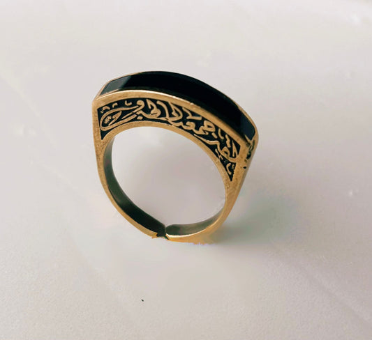 Anillo con piedra negra autoajustable