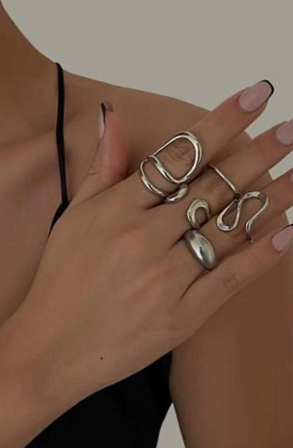 Cuatro anillos plateados
