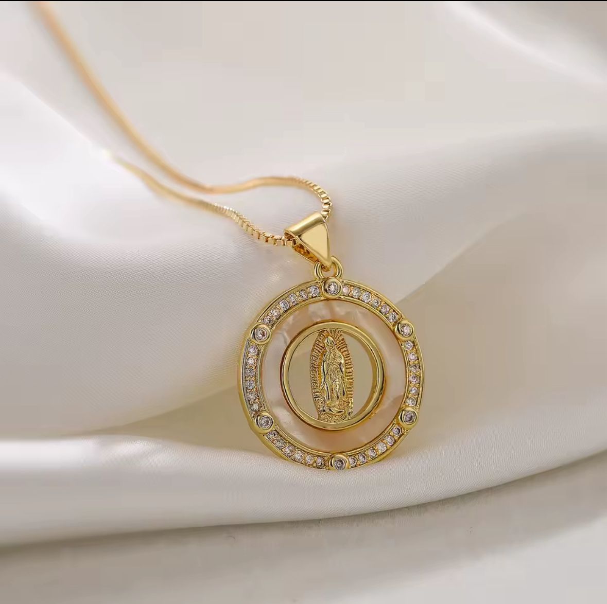 Collar virgen circonia y concha nacar