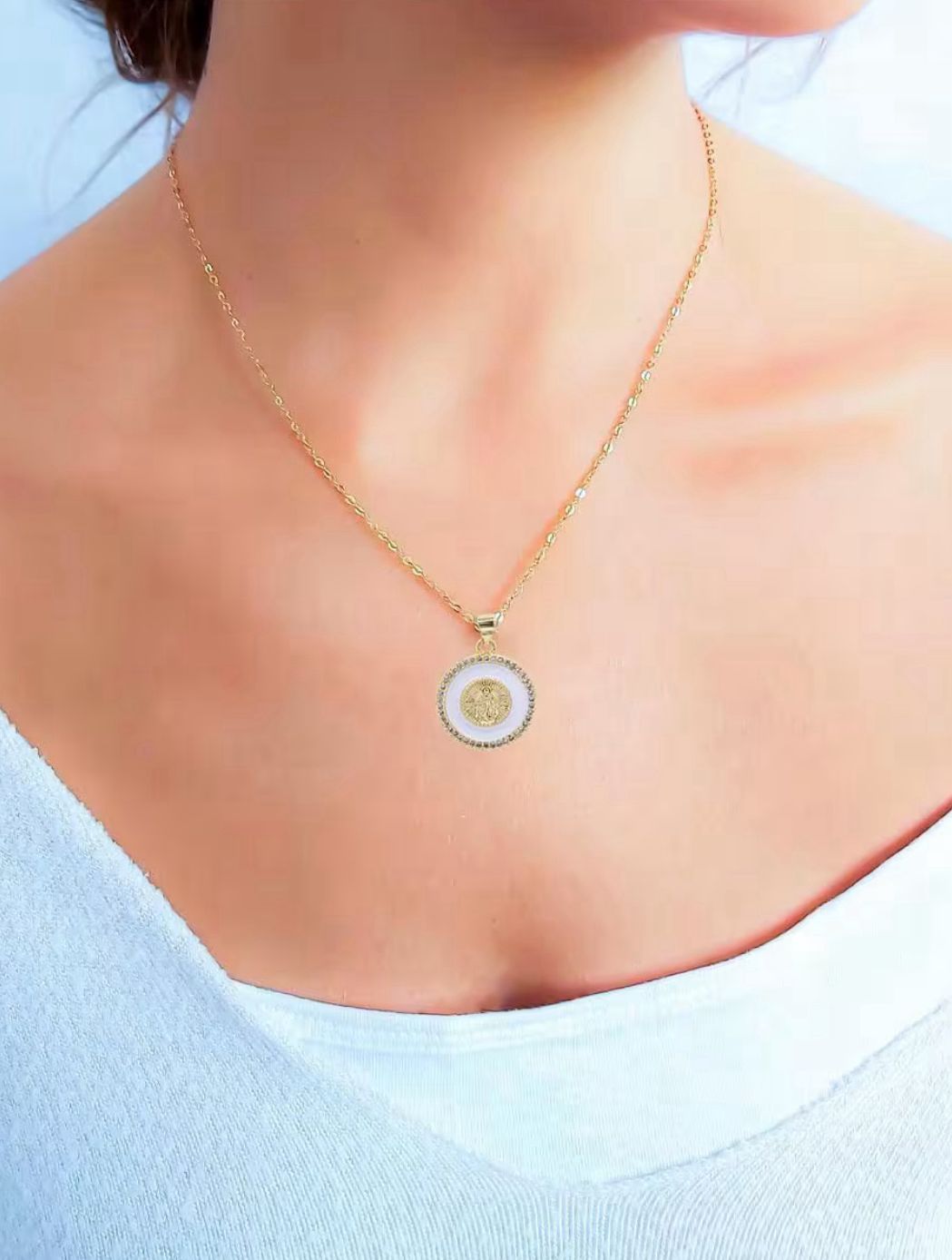 Collar virgen circonia y concha nacar