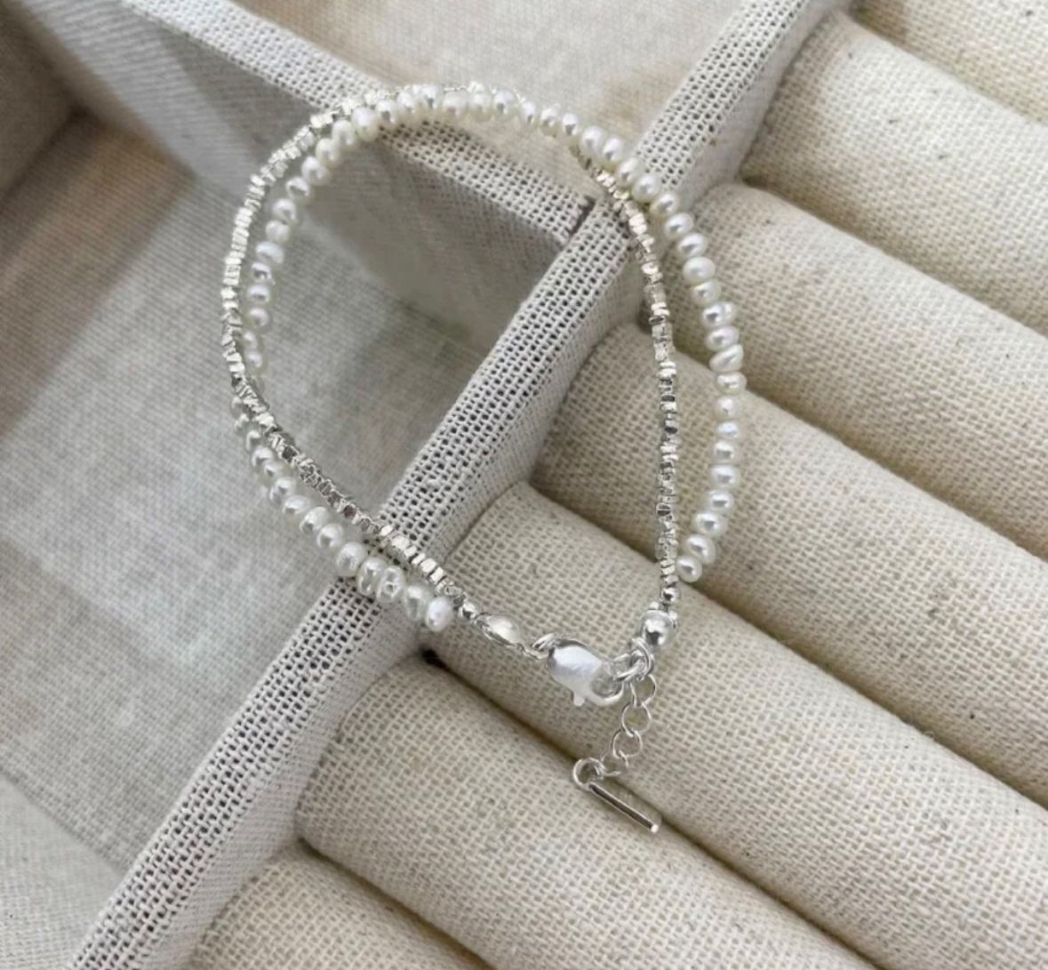Pulsera plata perlas doble cadena y dije pequeño corazón