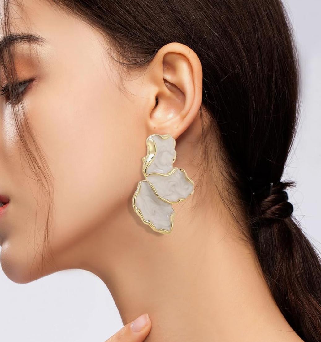 Aretes nacar forma flor chapa oro