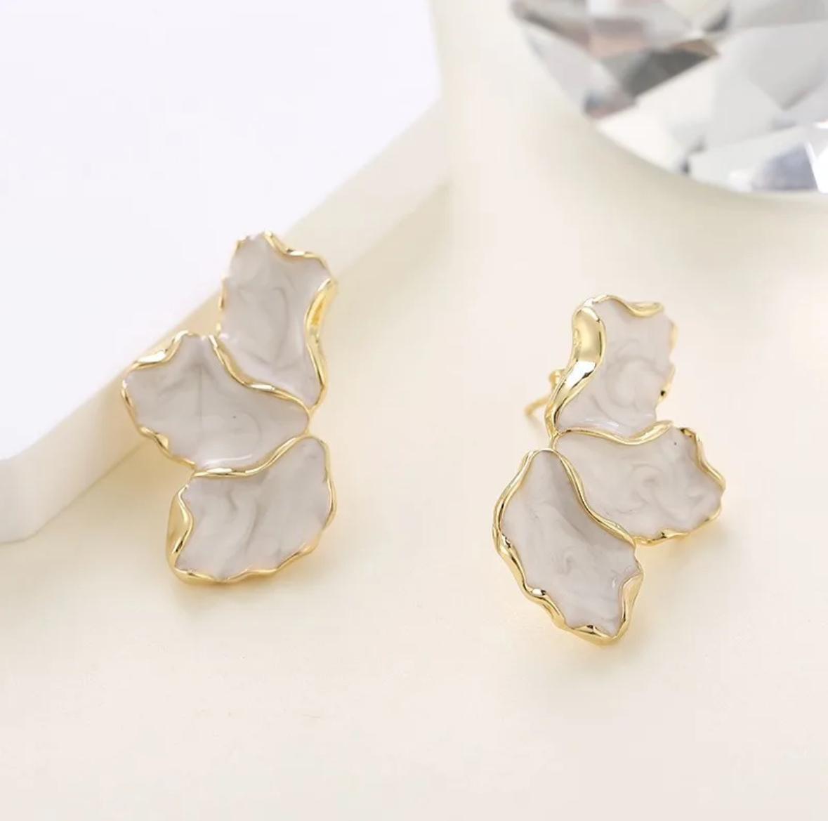Aretes nacar forma flor chapa oro