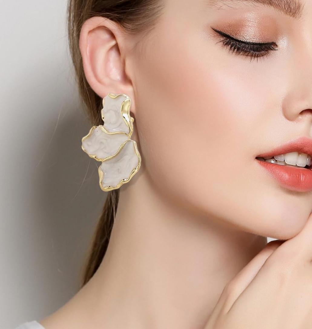 Aretes nacar forma flor chapa oro