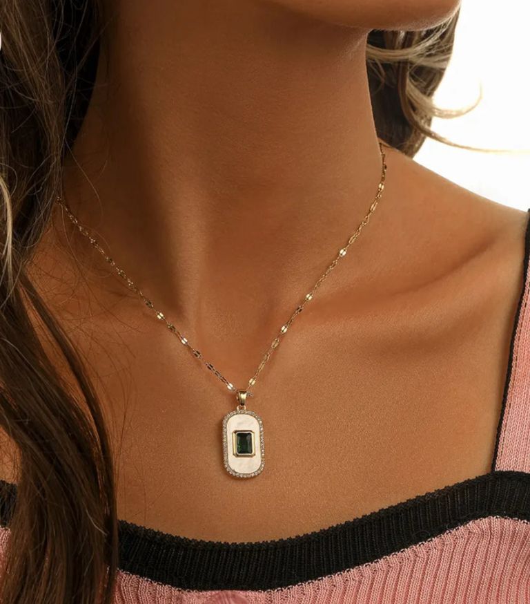 Collar concha nacar con verde esmeralda